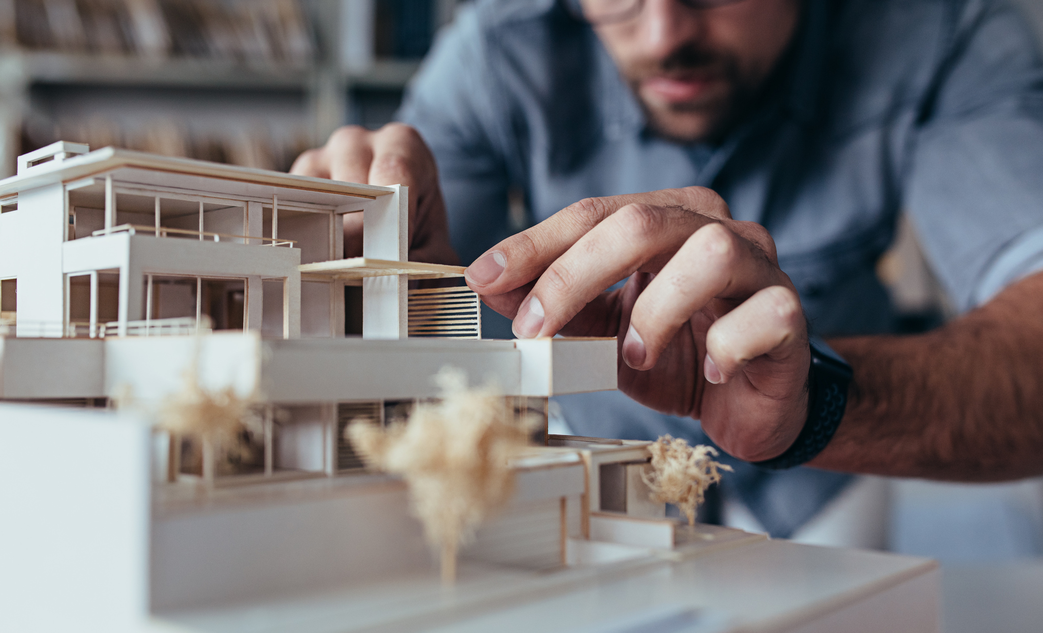 Les architectes de Pouss'murs en train de concevoir une extension harmonieuse adaptée au style d'une maison traditionnelle.